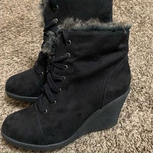 ❄️NWOT wedged black heels with fur from shoe dazzle style is Ananya